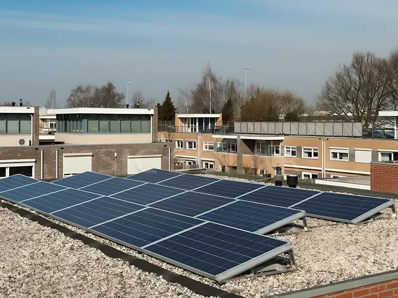 Painéis solares de 8KW instalados em telhado plano na Inglaterra